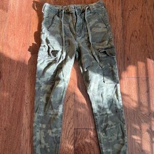 American Eagle Cropped Camo Cargo Jeggings